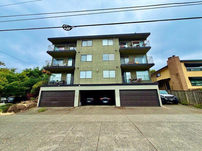 Building Photo - Bright Penthouse Corner Unit w/Garage Parking included - Panoramic Views in Ballard!
