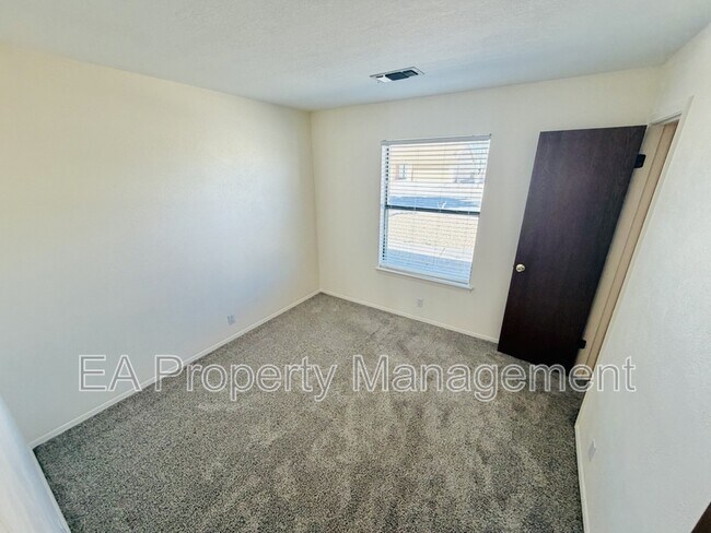 Building Photo - 5300 Overlook Dr NE