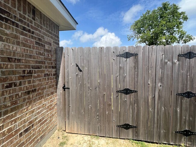 Building Photo - Cute 3 Bed Duplex in Temple!