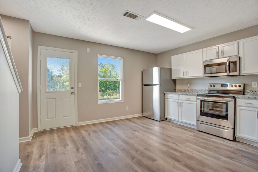 Building Photo - 5860 Monroe Crossing