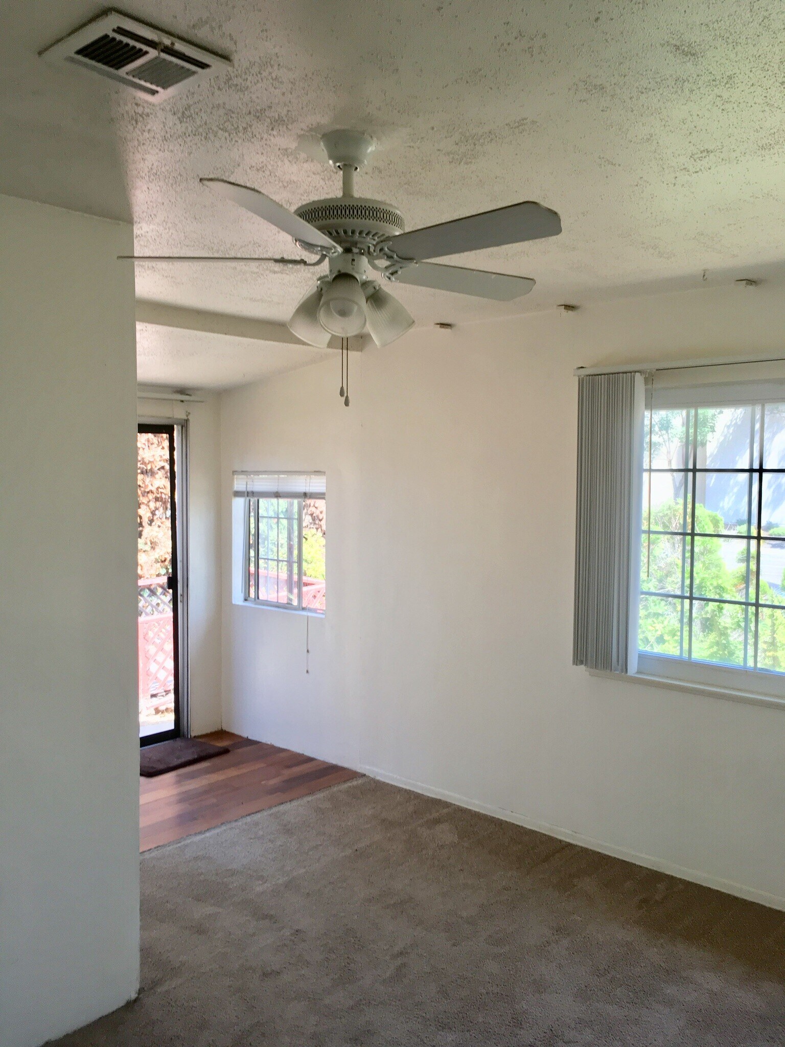 Building Photo - 4640 Clairemont Dr