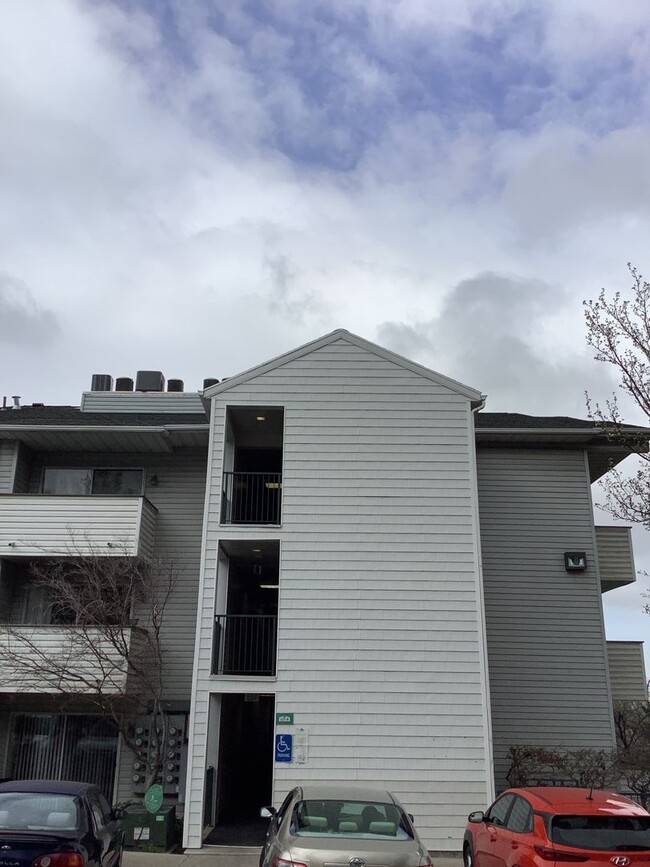 Building Photo - Beautiful 2 Bedroom, 2 Bath Condominium in...