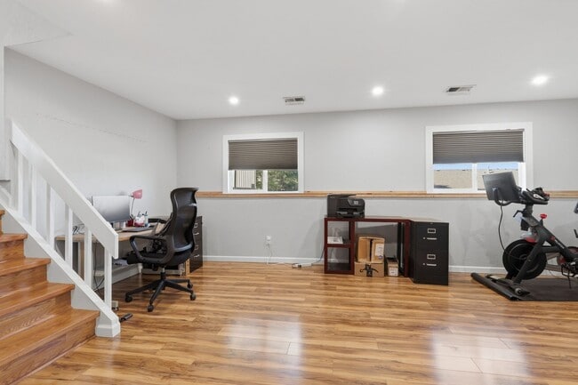 Building Photo - 931 Mountain View