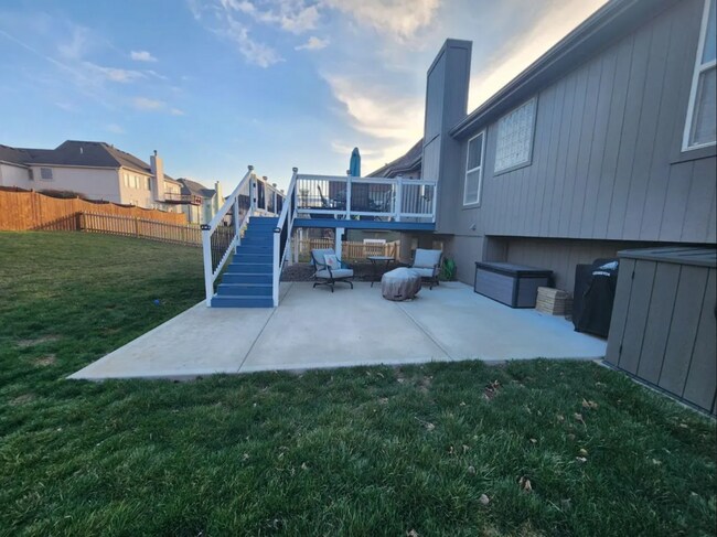 Large patio beside stairs - 411 Bayview Dr