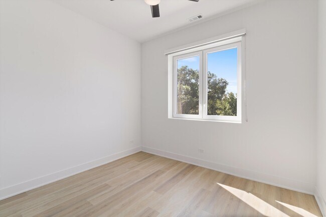 Building Photo - 3821 N Ashland Ave