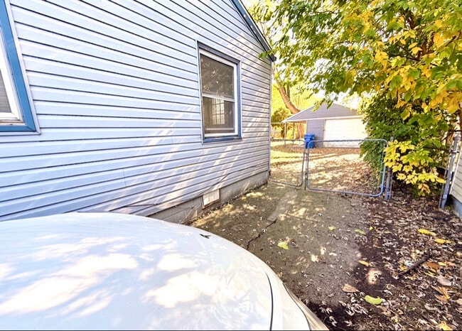Building Photo - 11260 Fisher Ave