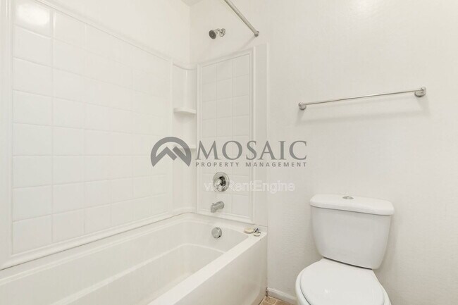 Building Photo - 904 E Euclid Ave