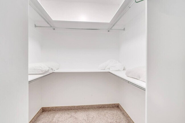 Building Photo - 12067 Lampton View Dr