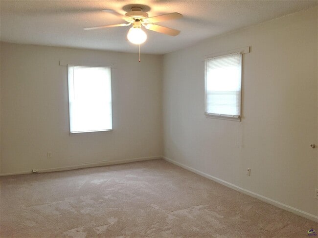 Building Photo - 208 Ivelyn Dr