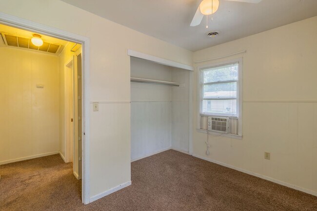 Building Photo - Cozy House With Great Yard Space!