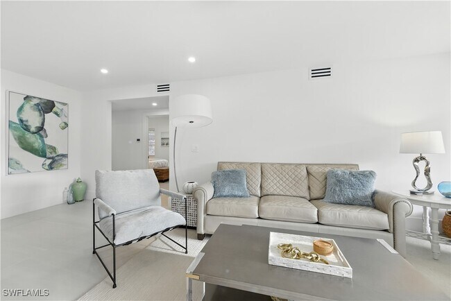 Building Photo - 3070 Gulf Shore Blvd N