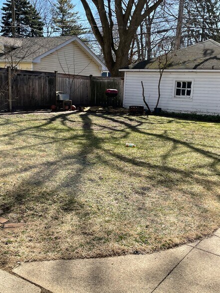 Yard & Garage - 1322 Greenleaf St