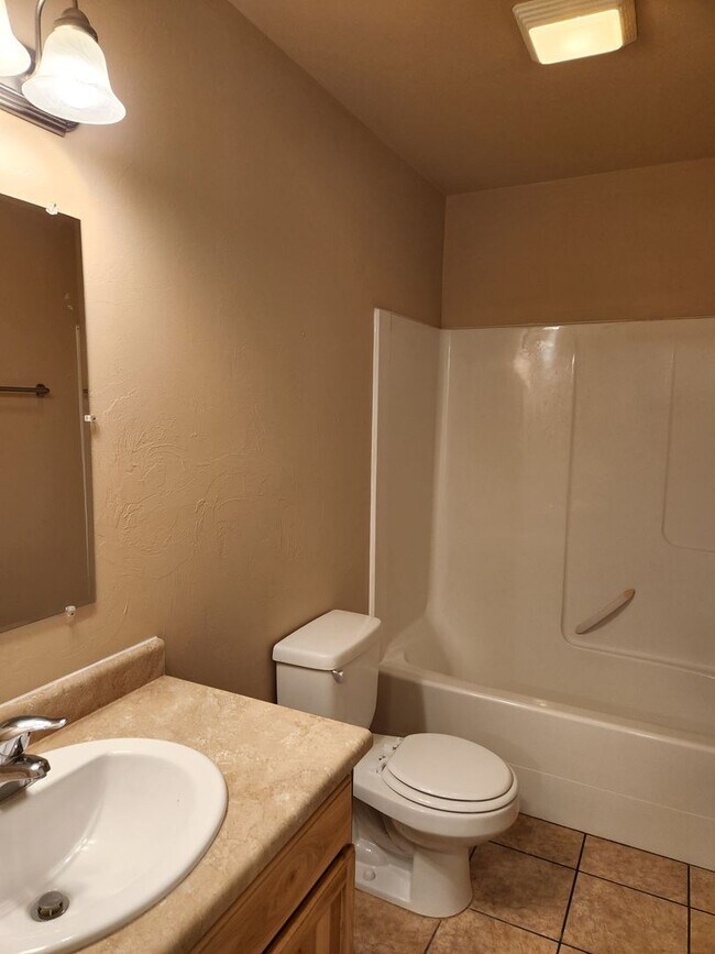 Building Photo - 3 Bedroom Condo in Belgrade