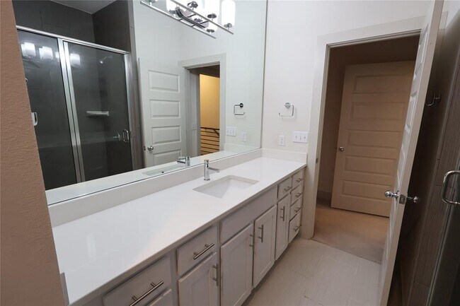 Building Photo - 2101 Town Centre Dr