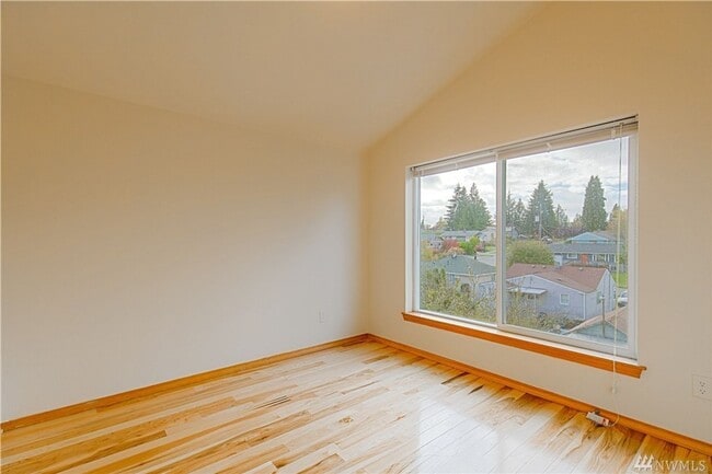 Building Photo - Charming 3-Story townhome located near Hig...