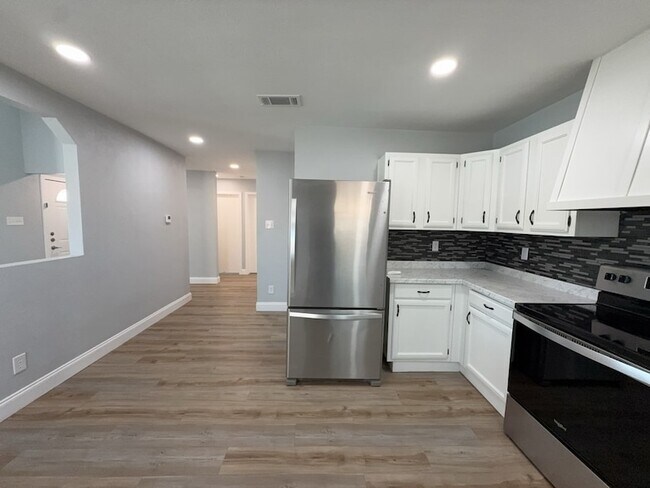 Building Photo - 8917 Vernon Dr