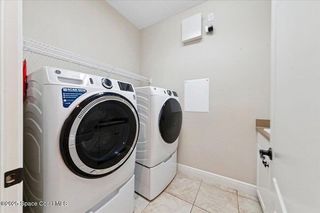 Building Photo - 2721 Casterton Dr