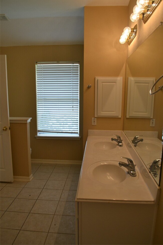 Building Photo - 2407 Pine Shadows Dr
