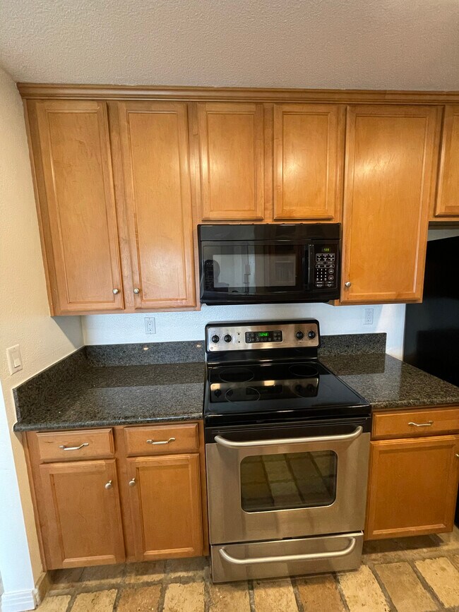New appliances - 7120 Shoreline Dr