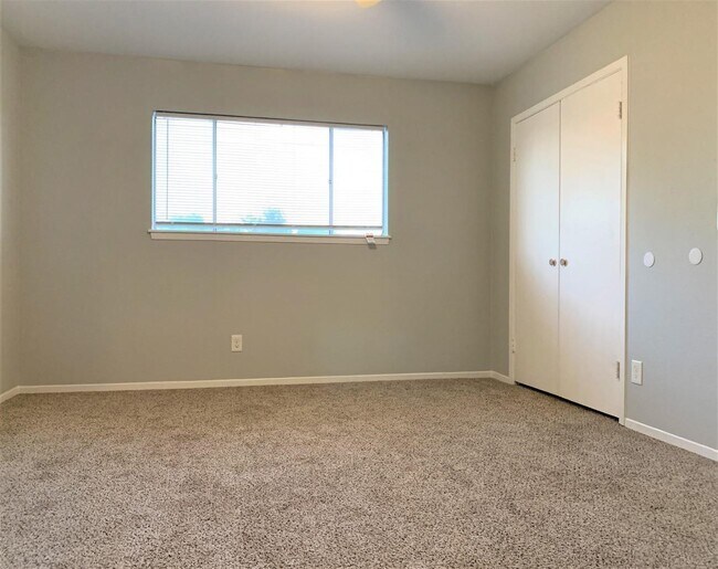 Building Photo - 10004 Westview Dr