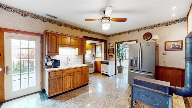 Building Photo - 654 Main St