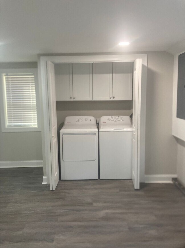 Building Photo - Spacious 3 Bed / 2.5 Bath Home - Large Yard - T/E Schools