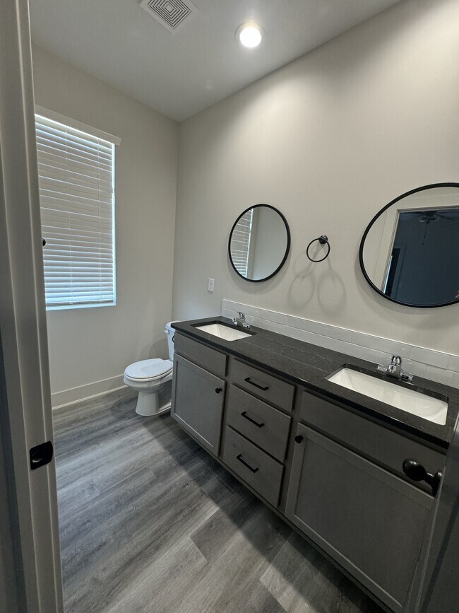 Building Photo - 800 Trails End Ct