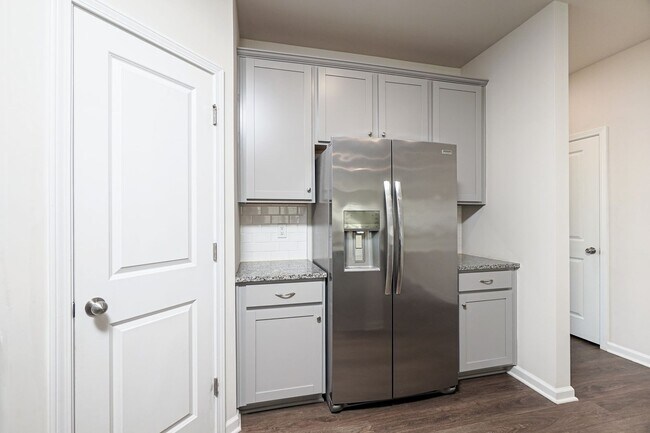 Building Photo - Lovely 3 Bed 2.5 Bath Townhome