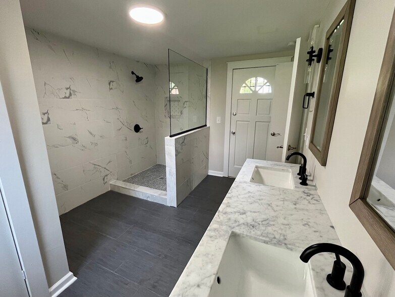 Master Bath - 2707 Granbrook Dr