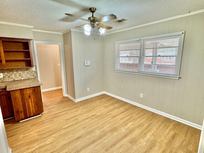 Building Photo - Adorable 3-Bedroom Home in Lakeview Heights