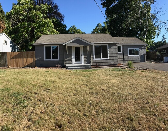 Building Photo - Freshly remodeled 3 bedroom 1 bathroom house!