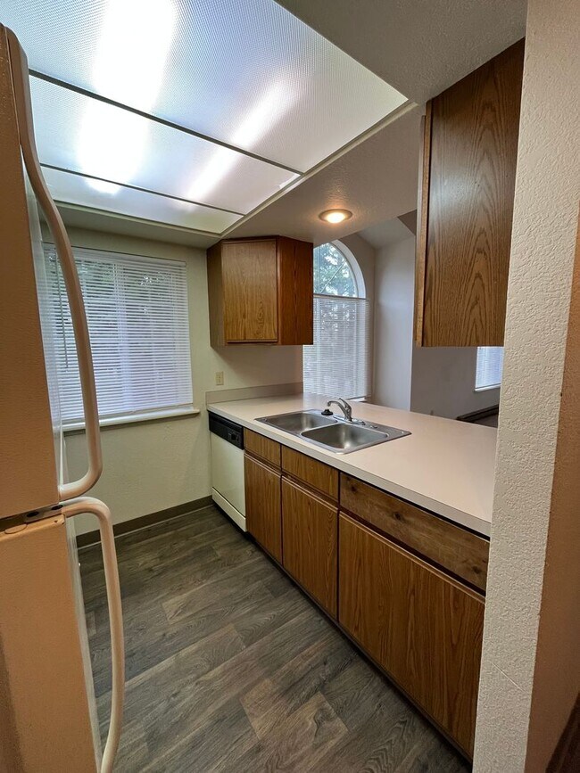 Building Photo - Great Two Bedroom in Roosevelt Neighborhood