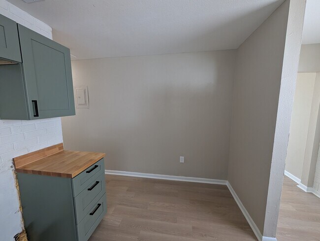 Building Photo - 3606 E Comanche Ave