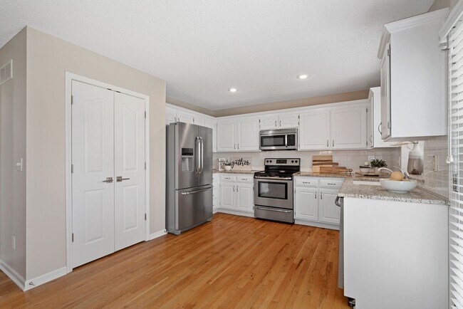 Building Photo - {13862} Spacious townhome in Prime Location + Maintenance Provided Community + Neighborhood Pool ...