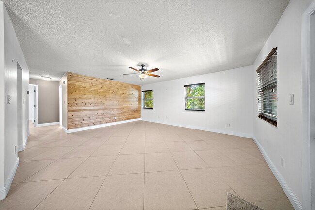 Building Photo - 2319 Tamarind Dr