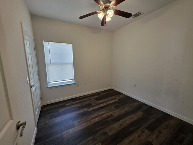 Building Photo - 4/2/2-Ready for Move In