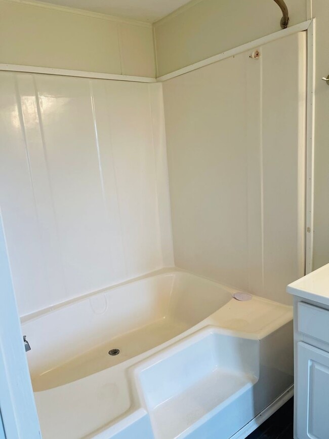 Building Photo - 2 BR, 2 BA Singlewide in Great Location in Pikeville!