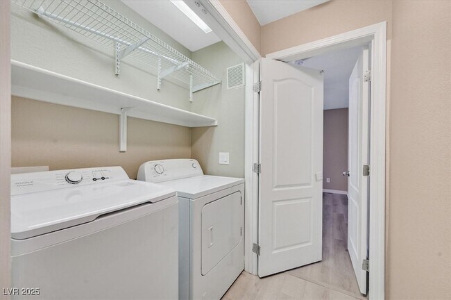 Building Photo - 350 S Durango Dr