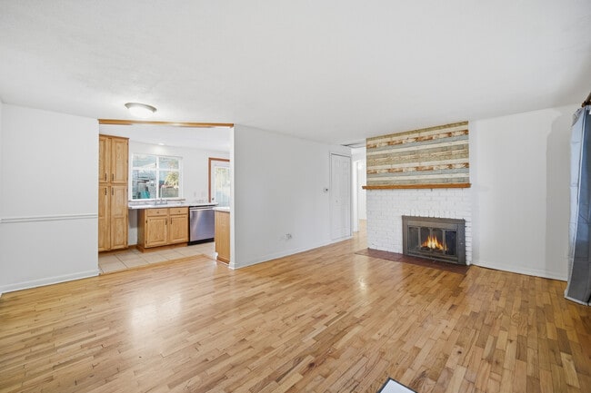 Building Photo - 212 N Knollwood Dr