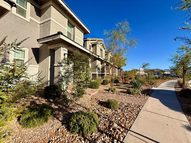 Building Photo - 3 BED 2.5 BATH 2 CAR GARAGE MODERN TOWNHOM...
