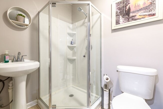 Building Photo - Adorable Studio for Rent - Short Term Fully Furnished!