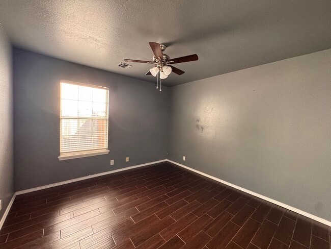 Building Photo - Large 3 bed 2 bath with 2 car garage.