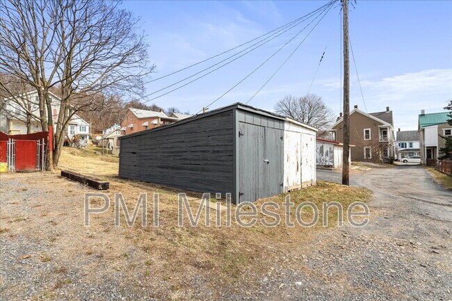Building Photo - 16 Woods Ln
