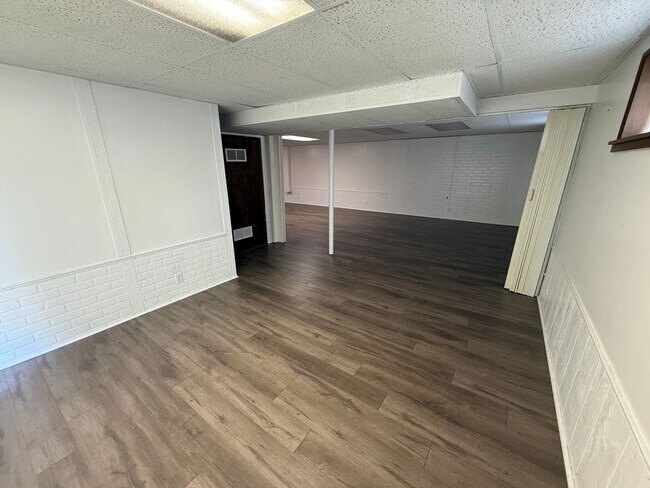 Building Photo - 5360 Glencullen Way