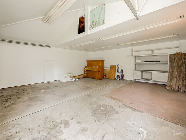 Building Photo - 1147 E Brockton Ave