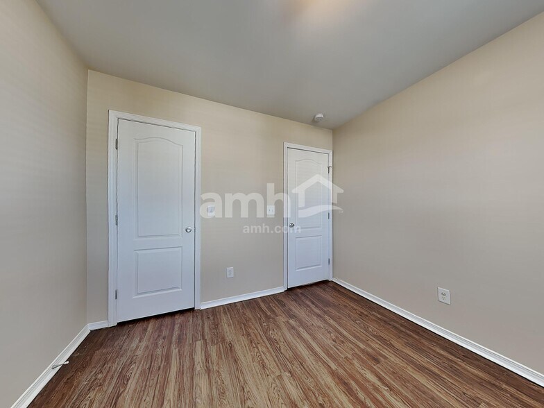 Building Photo - 423 Kerriann Ln