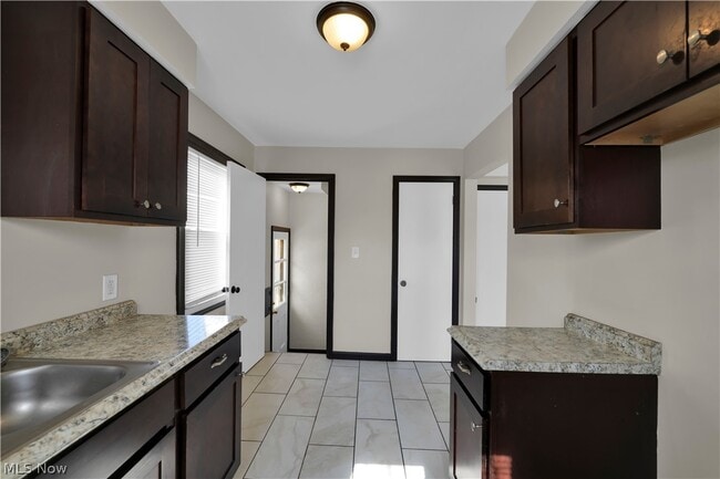 Building Photo - 15705 Maplewood Ave