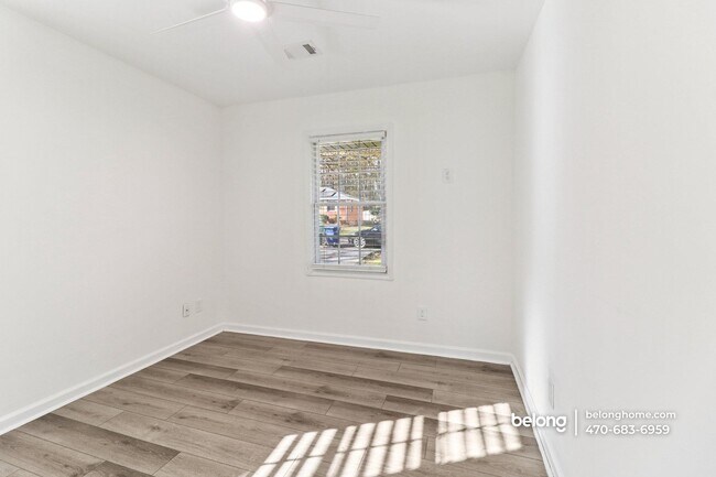 Building Photo - 839 Commodore Dr NW