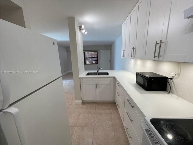 Building Photo - 2624 Riverside Dr