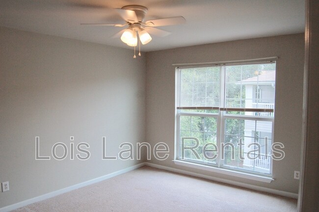 Building Photo - 700 Daniel Ellis Dr